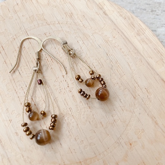 Set. White-crackle stone necklace with earrings. - Picture 11 of 13